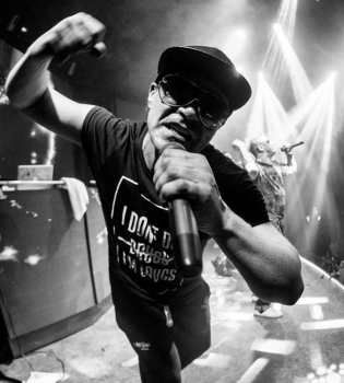 Солист группы &quot;Отпетые Мошенники&quot; Андрей Репников уже несколько недель находится в коме