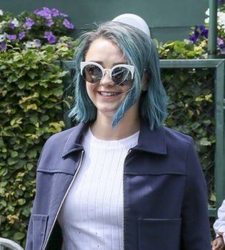 Звезда &laquo;Игры престолов&raquo; Мэйси Уильям покрасила волосы в синий цвет