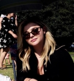 Возлюбленная Бруклина Бекхэма позирует в соблазнительном бикини на пляже