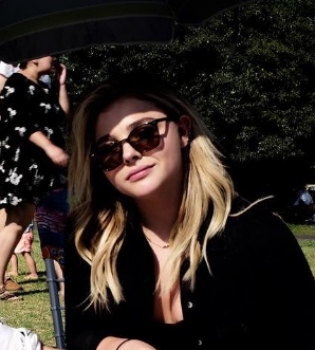 Возлюбленная Бруклина Бекхэма позирует в соблазнительном бикини на пляже