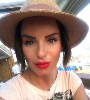 Юлия Волкова отдыхает в Испании с детьми и таинственным незнакомцем