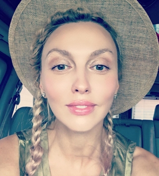 Обнаженная Ольга Полякова показала, как смотрела финальный матч Евро-2016