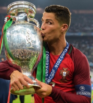 Отдых после ЕВРО-2016: Криштиану Роналду путешествует с семьей