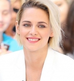 Мисс элегантность: Кристен Стюарт блистает в белоснежном костюме