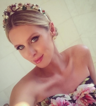 Ники Хилтон впервые после родов появилась на публике с мужем и новорожденной дочерью