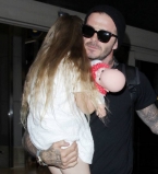 Видео: малышка Харпер Бекхэм прячется за папой от папарацци