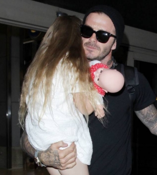 Видео: малышка Харпер Бекхэм прячется за папой от папарацци