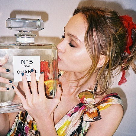 Лили-Роуз Депп стала новым лицом легендарного парфюма Chanel No. 5