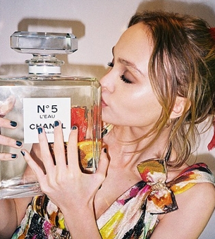 Лили-Роуз Депп стала новым лицом легендарного парфюма Chanel No. 5