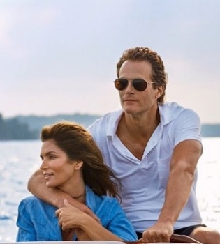 Фотофакт: Синди Кроуфорд с мужем и детьми отдыхает на лодке