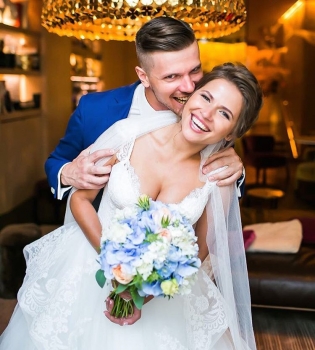 Звезда клипа &quot;Экспонат&quot; группы &quot;Ленинград&quot; поделилась новыми снимками со своей пышной свадьбы