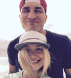 Невеста Владимира Кличко впервые прыгнула с парашютом