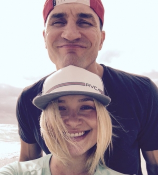 Невеста Владимира Кличко впервые прыгнула с парашютом