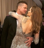 Нежные отношения: Анджелина Джоли и Брэд Питт обнимаются в супермаркете