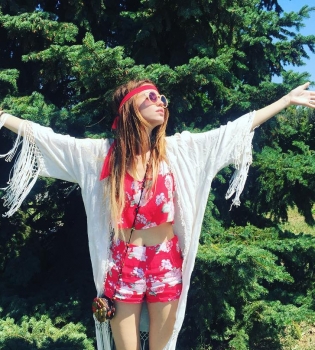 Надя Дорофеева восхитила поклонников стройной фигурой в купальнике