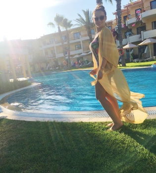 Анфиса Чехова придерживается строгой диеты на отдыхе в Греции