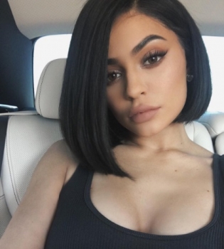 Фотофакт: Кайли Дженнер кардинально сменила прическу