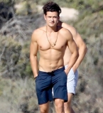 Орландо Блум показал подтянутую фигуру на отдыхе в Малибу