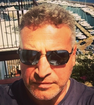 Семья в сборе: к Леониду Агутину прилетели дочери со своими парнями