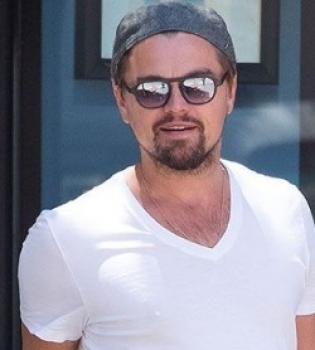 Влюбленные в Малибу: сеть взорвали совместные снимки Леонардо ДиКаприо и Нины Агдал