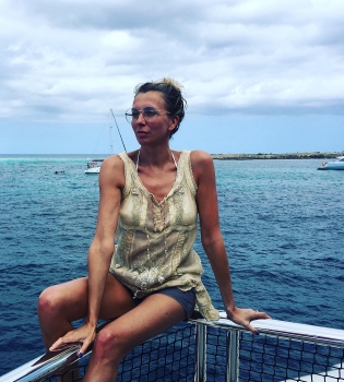 47-летняя Светлана Бондарчук обворожила подписчиков снимками в бикини