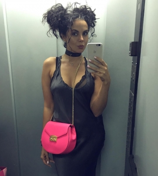 Настя Каменских снялась в нежной фотосессии с венком