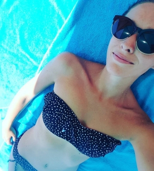 Катя Осадчая на пляже