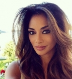 Николь Шерзингер позирует в сексуальном бикини на Ибице