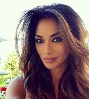 Николь Шерзингер позирует в сексуальном бикини на Ибице