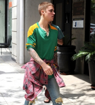 Джастин Бибер бегает по Нью-Йорку в поисках покемонов