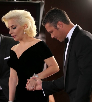 Официально: Леди Гага и Тэйлор Кинни больше не вместе