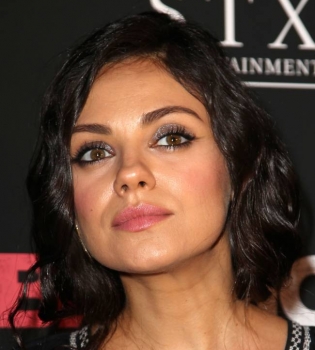 Неожиданно: Мила Кунис удивила поклонников короткой стрижкой