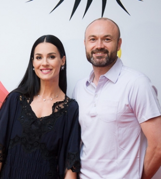 Маша Ефросинина с супругом посетила премьеру фильма Вуди Аллена