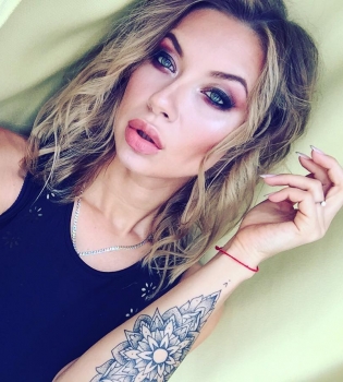 Жена Дмитрия Ступки разделась для мужского глянца