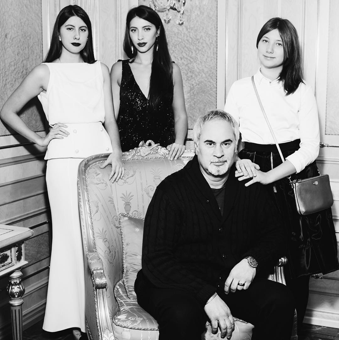 Валерий Меладзе наслаждается отдыхом вместе со своими красавицами-дочками