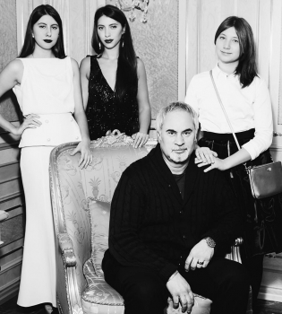 Валерий Меладзе наслаждается отдыхом вместе со своими красавицами-дочками