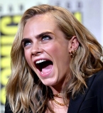 Прощай, естественность: Кара Делевинь обескуражила публику новой прической и вызывающим макияжем