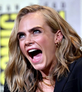 Прощай, естественность: Кара Делевинь обескуражила публику новой прической и вызывающим макияжем