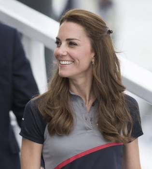 Фотофакт: Кейт Миддлтон появилась на официальном мероприятии в джинсах