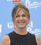 Дженнифер Энистон покорила публику элегантным нарядом на фестивале в Италии