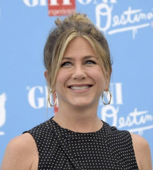 Дженнифер Энистон покорила публику элегантным нарядом на фестивале в Италии