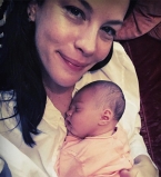 Молодая мама Лив Тайлер показала, как кормит грудью новорожденную дочь