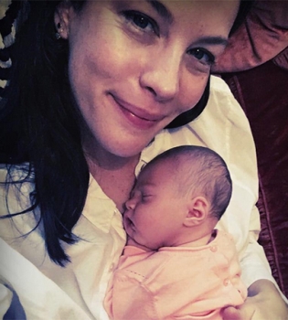 Молодая мама Лив Тайлер показала, как кормит грудью новорожденную дочь