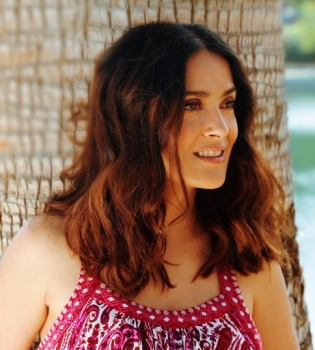 Это любовь: Сальма Хайек позирует с супругом на фоне заката