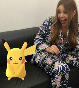 Тина Кароль поймала покемона