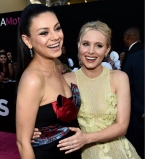 Беременная Мила Кунис впервые показала округлившийся животик