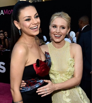 Беременная Мила Кунис впервые показала округлившийся животик