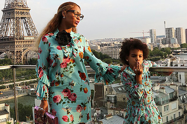 Дочки-матери: Бейонсе и Блу Айвли позируют в одинаковых нарядах на фоне Эйфелевой башни