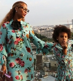 Дочки-матери: Бейонсе и Блу Айвли позируют в одинаковых нарядах на фоне Эйфелевой башни