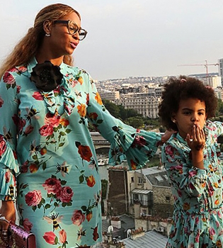 Дочки-матери: Бейонсе и Блу Айвли позируют в одинаковых нарядах на фоне Эйфелевой башни